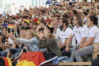 Fußball-WM: Gibt es Public Viewing? - 2018 fieberten die Fans noch im Parktheater mit - dieses Jahr wird es solche Bilder nicht geben. 