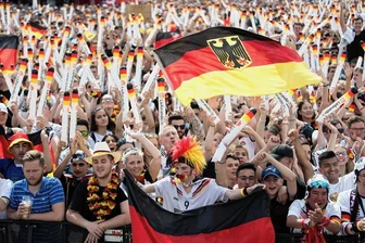 Fußball-WM in Katar: Public Viewing im Erzgebirge vielerorts abgesagt - Besucher verfolgen auf einer Fanmeile zur Fußball-Weltmeisterschaft 2018 das Spiel Deutschland gegen Südkorea. Fußball-WM-Gucken in der Adventszeit? Eine ungewohnte Vorstellung. Vielerorts im Erzgebirge gibt es bislang wenig Interesse an Public Viewing. 