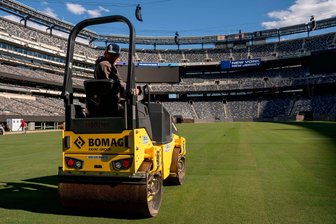 Fußball-WM: Rasen im Finalstadion wird verlegt - Im Finalstadion der Fußball-WM wird der Rasen verlegt.