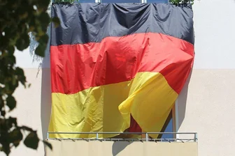 Fußball-WM: Was Fans in Mietwohnungen beachten müssen - Deutschlandflagge bis zum Nachbarn? WM-Balkon-Deko ist erlaubt, solange sie niemanden verschattet oder gefährdet.