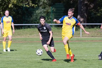 Fußball: Zschopauer gehen im Kreisliga-Topspiel baden - Toni Kraus (l., hier gegen Zschopaus Andreas Engert) hatte mit seinen zwei Toren gehörigen Anteil am Auswärtssieg des ATSV Gebirge-Gelobtland.