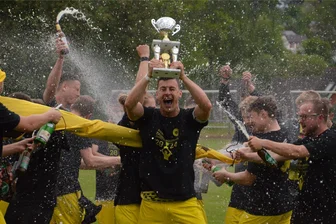 Fußball: Zschorlauer visieren nächste Runde an - Geht es nach den Kickern des ESV Zschorlau, stemmen sie auch im Sommer 2025 den Erzgebirgspokal wieder in die Lüfte. Doch erst einmal muss die Hürde Neudorf übersprungen werden.