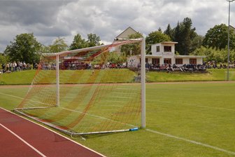 Fußball: Zwangspause für VfB Annaberg und Herolder Frauen - Auf diesem Bild scheint im Lichtensteiner Friedrich-Ludwig-Jahn-Stadion noch die Sonne. In den vergangenen Tagen regnete es allerdings - zu viel für den Rasenplatz.