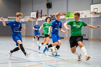 Fußball: Zwei Frankenberger Turniersiege beim 9. Striegistaler Hallencup - Das interne Duell zwischen den beiden Teams der SpG Striegistal/Hainichen war zugleich das Eröffnungsspiel des C-Juniorenturniers. Hier setzte sich die erste Mannschaft, die später Dritter wurde, mit 4:1 durch.