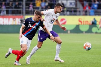 Fußball-Zweitligist FC Erzgebirge Aue: Mit neuem Sturm aus dem Keller? - Aues neuer Stürmer Antonio Mance (rechts) konnte gegen Kiel bereits 45 Minuten spielen. Viel gelang ihm dabei noch nicht. 