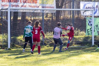 Fußball: Zwickauer Sonntagsschuss besiegelt Herolder Niederlage - Eine der zahlreichen Herolder Chancen, allerdings rettet Emily Fritzsch (Nr. 9) in höchster Not. Kathrin Stiehl (l.) kann nicht entscheidend eingreifen.