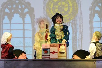 „Fußballbude“ im Erzgebirge wird zum Theatersaal - In dem Stück über Barbara Uttmann kommen handgefertigte Figuren zum Einsatz.