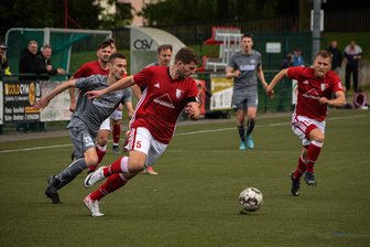 Fußballchef des TSV Flöha: Klassenerhalt ist nur noch Utopie - Spät gestoppt: Die Flöhaer Landesklasse-Kicker um Kapitän Franz Schwarz hatten in Oberlungwitz bis in die Schlussminuten zumindest einen Punkt in Aussicht, kassierten dann aber noch das 1:2.