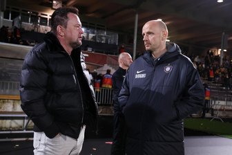 Fußballclubs können an Polizeikosten beteiligt werden - so reagiert Sachsen - Der Vorstandssprecher Robert Scholz von Erzgebirge Aue (links) sieht das Urteil kritisch. Im Bild ist er im Gespräch mit Sportdirektor Matthias Heidrich am Rand eines Spiels in Essen zu sehen.