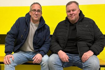 Fußballer aus dem Erzgebirge heizen ein: Neue Anlage spart Geld und entspannt das Vereinsleben - Vereinsvorstand Kai Schramm (l.) und Heizungsbauer Sylvio Wendler.