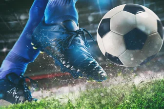 Fußballer aus dem Erzgebirge vergeben Wanderpokal - Die Freizeitkicker aus Eibenstock haben sich in Schneeberg einen Pokal gesichert.