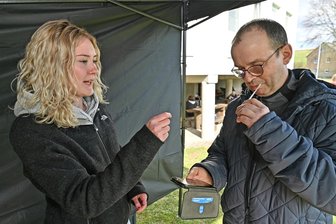 Fußballer aus Hohenfichte wollen Blutkrebserkranktem helfen - Jens Seifert gehörte zu den Teilnehmern der Typisierungsaktion in Hohenfichte. Maya Einert hat sie mitorganisiert.