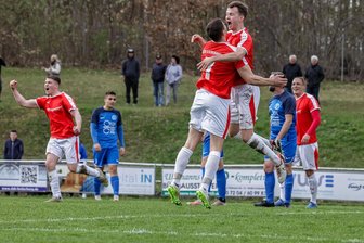 Fußballer aus Lichtenstein und Waldenburg bejubeln Einzug ins Kreispokal-Endspiel - Der Lichtensteiner Torschütze Uwe Schulz (vorn links) und Tom Ebersbach (vorn rechts) feiern die späte Entscheidung gegen Oberfrohna.