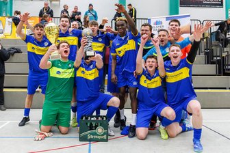 Fußballer der SG Stahlbau krönen sich zum Plauener Stadtmeister - So sehen Sieger aus: Kreisligist SG Stahlbau feiert den Triumph beim 12. Stadtwerke-Cup.