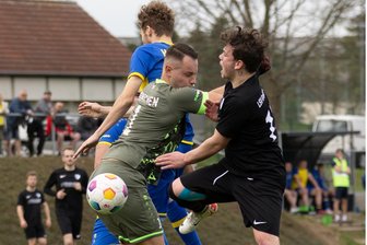 Fußballer des Hainichener FV nehmen Abstiegskampf an - Abstiegskampf pur: Sven Blankenburg (r.) versucht sich hier gegen die Hainichener Till Lutz (h.) und Leon Hilliger (v.) zu behaupten.