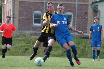 Fußballer des SC Altmittweida bleiben im Tabellenkeller stecken - Florian Mroczek (l.) und die Altmittweidaer Kicker haben gegen Meißen gut gekämpft, stehen aber erneut ohne Punkte da.
