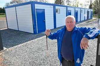 Fußballer des „schrägsten Vereins“ in Chemnitz müssen sich bald nicht mehr im Restaurant umziehen - Vereinschef Andreas Pleschke zeigt die neuen Räumlichkeiten, die am Samstag eröffnet werden.