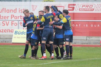Fußballer des SV Fortschritt Lunzenau klettern weiter aus dem Tabellenkeller - Große Freude über Kantersieg: Mit 5:0 haben die Fußballer des SV Fortschritt Lunzenau den Tabellenletzten FV Gröditz nach Hause geschickt.