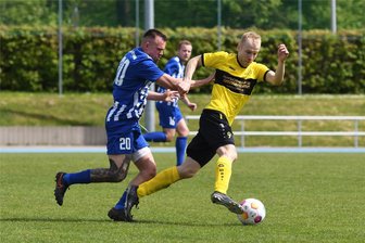 Fußballer des SV Germania Mittweida freuen sich auf Regionalligist Chemnitzer FC - Vor kurzem war Nico Götze (l.) noch im Punktspiel gegen die SG Kesselsdorf gefordert. Nun spielt er am Montag gegen seinen Arbeitgeber, den Chemnitzer FC.