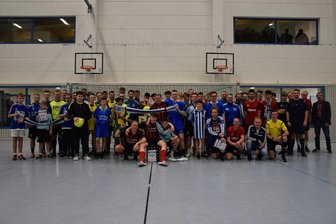 Fußballer des SV Germania Mittweida starten in das Sportjahr - Die Mittweidaer Fußballer und Boxer bildeten am Samstag acht Mannschaften, deren Mitstreiter zuvor ausgelost wurden. Für die Landesklasse-Männer des Vereins beginnt an diesem Montag die Vorbereitung auf die Rückrunde. Der Verein hat derzeit fast 300 Mitglieder.