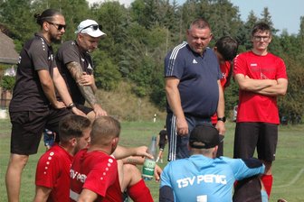 Fußballer des TSV Penig gewinnen letztes Vorbereitungsspiel - Mirko Krebs (M.), Marco Siegert (2. v. l.) und Frank Fritzsche (l.) bilden das neue Trainergespann beim TSV Penig. In der Halbzeit appellierte der Coach an sein Team, sich noch Selbstvertrauen für den Punktspielauftakt zu holen.