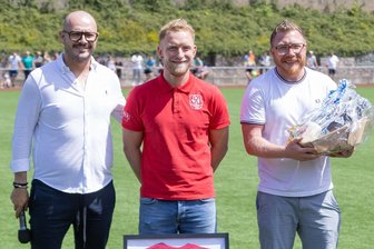 Fußballer des VfB Annaberg verabschieden langjährige Mitstreiter - VfB-Vorsitzender Willy Beckert hat die langjährigen Mitstreiter Sven Schreiter und Patrick Salzer (v. l.) verabschiedet.