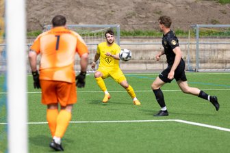 Fußballer des VfB Fortuna Chemnitz stehen zum 125. Vereinsgeburtstag vor Doppelabstieg - Die Landesligafußballer des VfB Fortuna Chemnitz um Moritz Günther (gelb) haben das Kellerduell gegen Tapfer Leipzig klar mit 2:6 verloren.