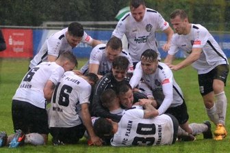 Fußballer greifen Ringern unter die Arme - Nach dem Turniersieg hatten die Oberligafußballer des VFC Plauen allen Grund zur Freude. 1:1 hieß es nach der regulären Spielzeit. Im Elfmeterschießen besiegten sie Regionalligist Auerbach 5:3.