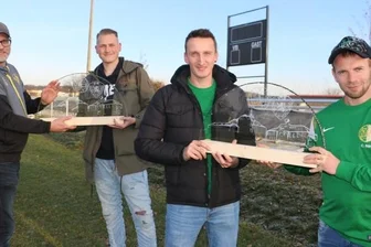 Fußballer intensivieren ihre Zusammenarbeit - Der Mühltroffer Kapitän, Christoph Bär (rechts), überreicht Tim Neumeister und André Remmer vom VfB Pausa (links), an Felix Schinkitz den Pausa-Mühltroff-Schwibbogen. Im Hintergrund die neue Anzeigetafel.