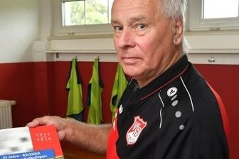 Fußballer jubeln über besonderes Geschenk - Andreas Bilz will die Chronik des VfB Zöblitz, die anlässlich 95 Jahre Fußball entstand, nun ergänzen. Dabei kann er auch den lang ersehnten Umbau des Sportlerheims thematisieren. 