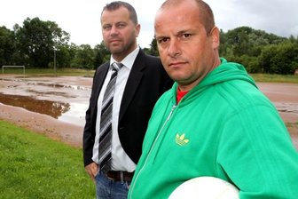 Fußballer stehen mit Sportplatz im Abseits - Nachwuchsleiter Jochen Neupert (rechts) und Vereinschef Dirk Sonnenfeld vor dem derzeit unbespielbaren Schlackeplatz in Frankenhausen.