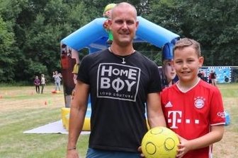 Fußballer treten zum Gummistiefelweitwurf an - Karsten Zeiger war mit seinem Sohn Oskar schon frühzeitig beim Familien-Sporttag dabei.