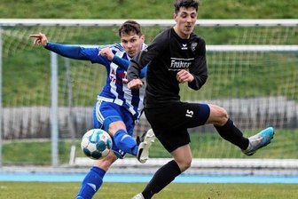 Fußballer vom SV Germania Mittweida stehen in Frankenau auf dem Platz - Nach dem Heimsieg gegen den BSC Freiberg (rechts Lucas René Hanitsch) wollen die Mittweidaer Kicker, hier mit Christian Schmidt (l.), den nächsten mittelsächsischen Kontrahenten schlagen. 