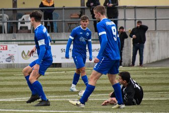Fußballer von Barkas Frankenberg reichen die Rote Laterne in der Sachsenklasse weiter - Leo Schetschorke (M.), hier im Spiel vorige Woche gegen den FC Stollberg, schnürte bei Rapid Chemnitz einen Dreierpack.