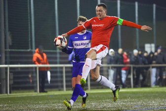 Fußballer von Fortschritt Lichtenstein holen gegen VfB Empor Glauchau Schwung - und werden direkt ausgebremst - Fortschritt-Kapitän Toni Schmidt (r.) zeigt im Zweikampf mit Glauchaus Björn Trinks vollen Einsatz.