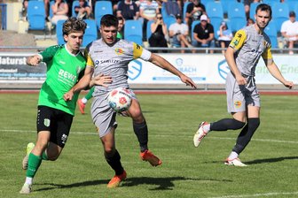 Fußballer von Fortschritt Lunzenau spielen nach dreiwöchiger Pause wieder um Punkte - Der Lunzenauer Kapitän Elias Loth (M.), hier im Zweikampf mit Milan Havel im Pokalspiel gegen Lipsia Eutritzsch, fehlt dem Team noch einige Partien.