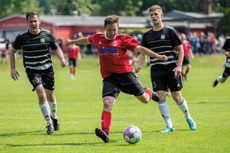 Fußballer von Fortuna Langenau wenden Niederlage spät ab - Hatte in diese Szene die ersehnte Langenauer Führung auf dem Fuß: Nach tollem Dribbling schießt Jan Sandig (Mitte) aber den anschließenden Ball kurz vor der Halbzeit über das Tor der Gäste.