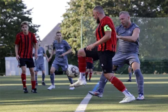 Fußballer von Germania Mittweida kämpfen sich wieder zurück - Germania-Kapitän Andreas Hönig, hier gegen Stefan Rücker, musste in der Schlussphase noch kurzzeitig das Mittweidaer Tor hüten.