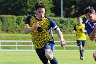 Fußballer von Germania Mittweida schaffen gelungenen Auftakt - Christian Schmidt (r.) erzielte das erste Tor der Saison für Mittweida und leitete damit den Sieg gegen den Heidenauer SV ein.