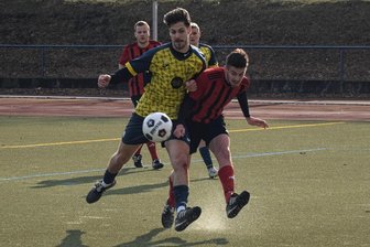 Fußballer von Germania Mittweida straucheln im Elbtal - Für Felix Reuther (r.) und die Germania gab es in Heidenau nichts zu holen.