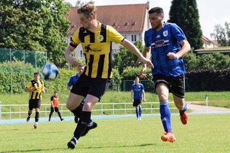 Fußballer von Germania Mittweida und des SC Altmittweida: Ohne Druck ins Derby - Einst Teamkollegen in der Sachsenliga, nun Gegner: Tobias Grau (l.) vom SC Altmittweida und Mohanad Salim von Germania spielten bereits zum Saisonfinale in der Mittelsachsenliga im Juni gegeneinander. Damals gewann die zweite Mannschaft von Germania mit 3:1. Die Altmittweidaer nutzten eine Woche später den zweiten Matchball zum Kreismeistertitel und Aufstieg in die Landesklasse.