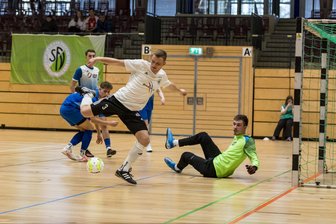Fußballer von Handwerk Rabenstein beenden die erfolgreiche Hallensaison mit einer kleinen Enttäuschung - Die Rabensteiner Fußballer um Johannes Hopfe (hier gegen Annaberg) wurden bei der Landesmeisterschaft im Futsal Dritte.