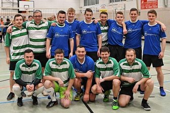 Fußballer wechseln für einen Abend die Sportart - Geblockt statt geschossen: Mit zwei Mannschaften waren die Milkauer Fußballer beim Volleyballturnier des Vereins am Start. 