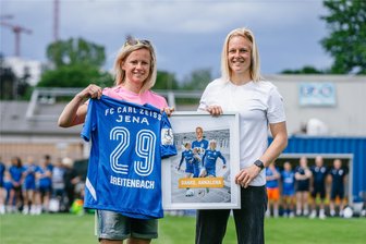 Fußballerin Annalena Breitenbach aus Westsachsen und ihr Abschied vom FC Carl Zeiss Jena nach Maß - Annalena Breitenbach (rechts) bei ihrer Verabschiedung mit Laura Brosius, stellvertretende Aufsichtsratsvorsitzende des FC Carl Zeiss Jena.