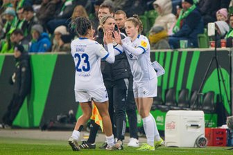 Fußballerin aus Langenleuba-Oberhain mit Kurzeinsatz beim Bundesliga-Gastspiel in Wolfsburg - Beim Bundesliga-Auswärtsspiel in Wolfsburg wurde Nicole Woldmann (r.) am Montagabend in der 72. Minute eingewechselt.