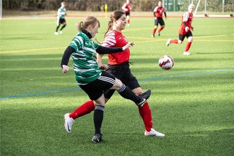 Fußballerinnen der Eintracht im Spitzenspiel überzeugend - Aline Uhlig vom ESV Thum-Herold flankt vor Liesbeth Michael aus Ebersbrunn das Leder nach innen.