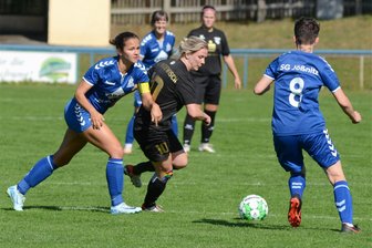 Fußballerinnen der SG Jößnitz gewinnen im Derby gegen Rodewisch - Torschützin Julia Heyne von Jößnitz (links) probiert sich hier gegen Rodewischs Louisa Modes durchzusetzen.
