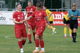 Fußballerinnen der SG Jößnitz locker eine Runde weiter - Christin Richter (links) gratuliert der dreifachen Torschützin Nicole Döring.