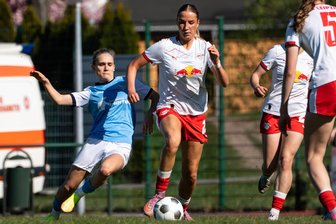 Fußballerinnen des Chemnitzer FC verlieren das Sachsenpokalfinale gegen RB Leipzig II klar - CFC-Spielerin Yella Mihalyi (l.) erzielte im Sachsenpokalfinale den schönsten der acht Treffer.
