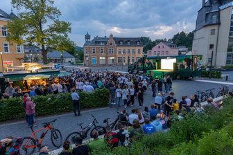 Fußballfans bei Public Viewing auf Postplatz - Public Viewing auf dem Rodewischer Postplatz